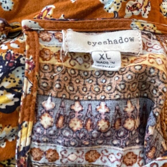 Eyeshadow Top - Picture 7 of 7